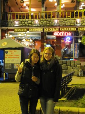 Am Abend mit Olga in Aguas Calientes. Man beachte die Leuchtreklame im Hintergrund